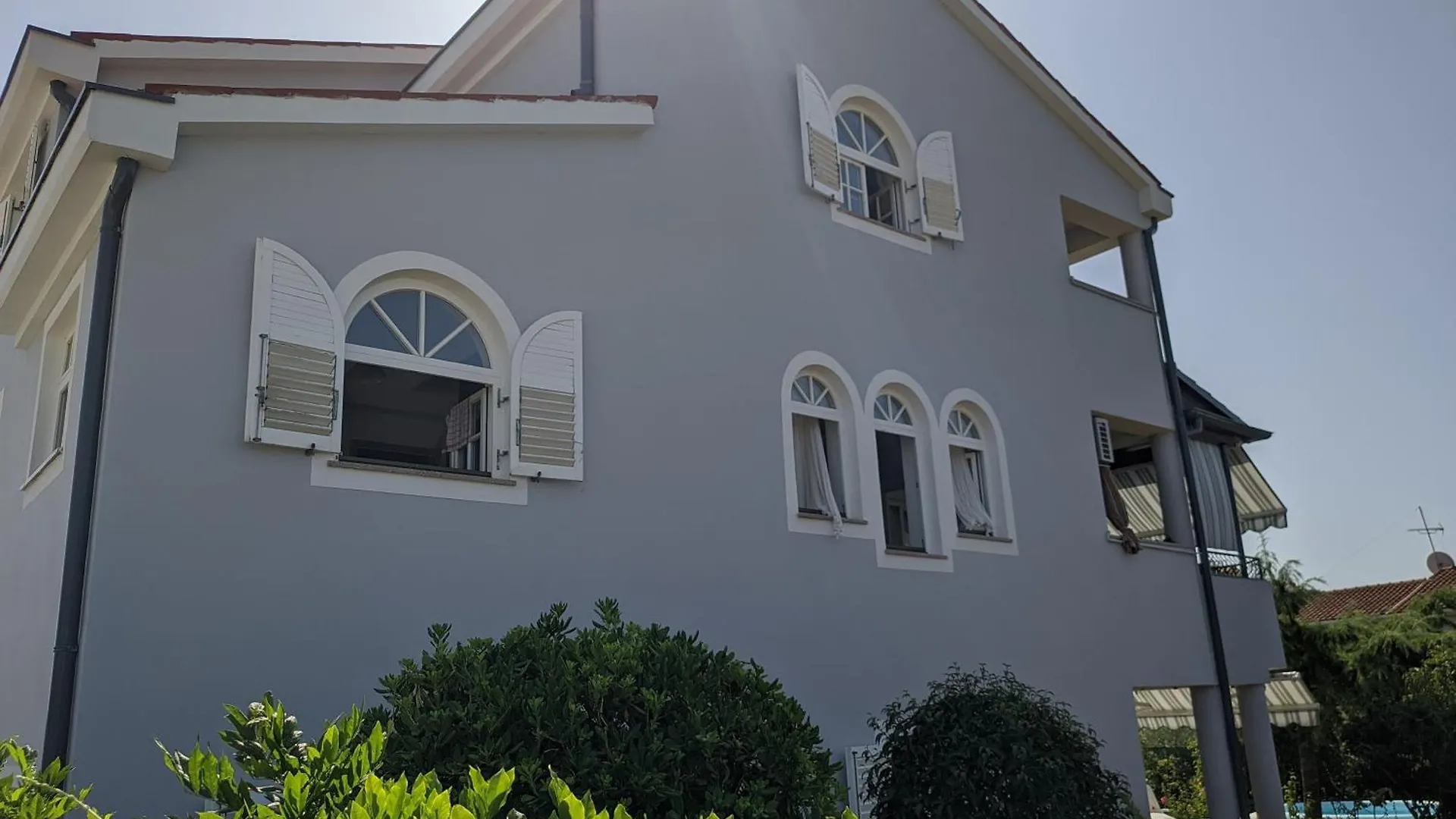 בית הארחה וינקורן Villa Triton