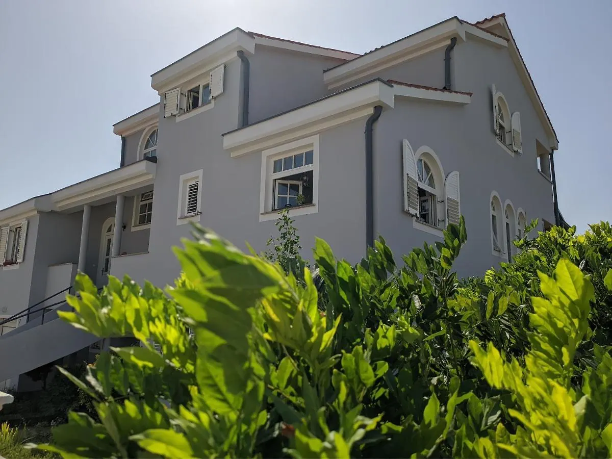 וינקורן Villa Triton