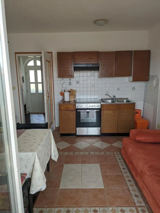 וינקורן Villa Triton בית הארחה