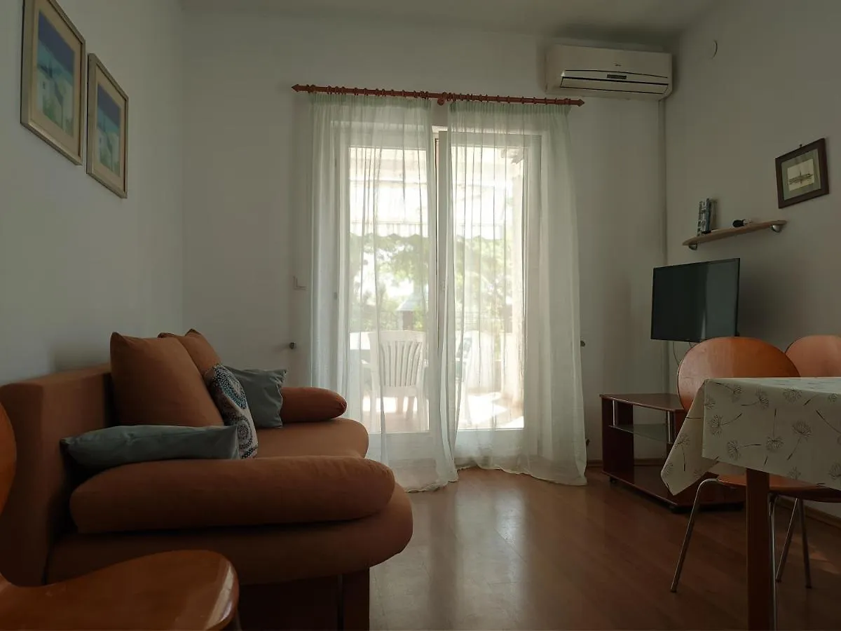 וינקורן Villa Triton בית הארחה