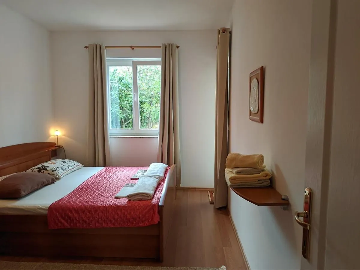 וינקורן Villa Triton בית הארחה