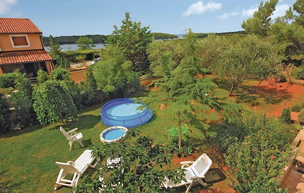 וינקורן Villa Triton בית הארחה